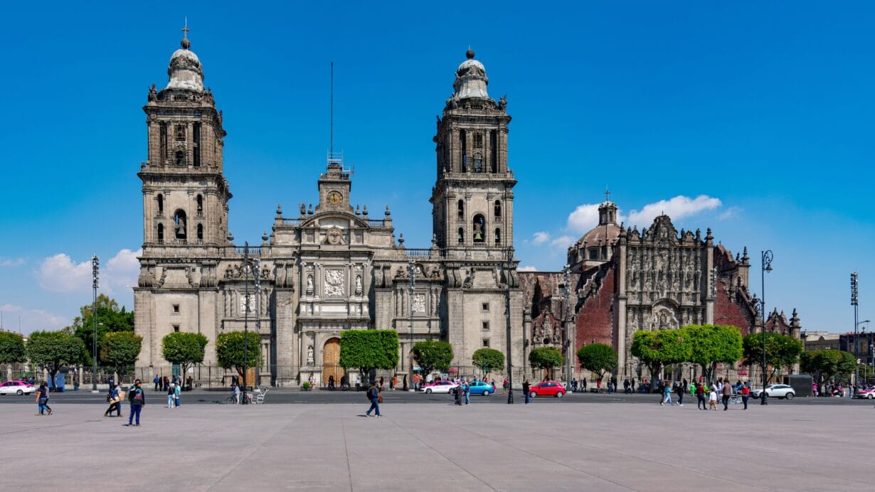 A Catedral Metropolitana com vista para o Zócalo, na Cidade do México.