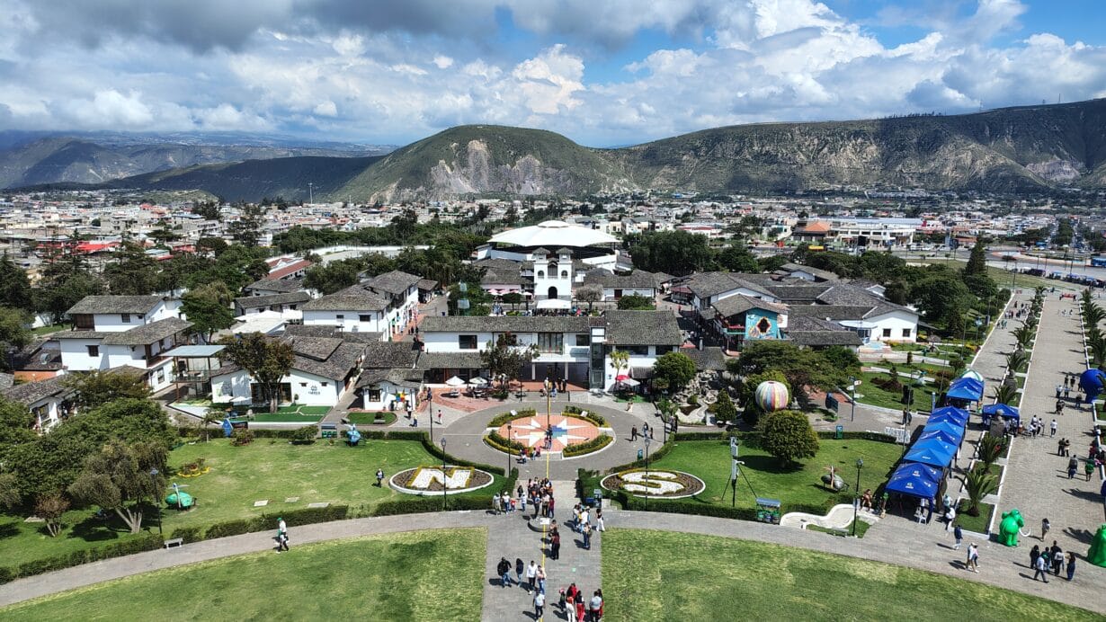 Vista panorâmica da Ciudad Mitad del Mundo a partir do mirante do Monumento à Linha do Equador, perto de Quito, no Equador, com a Cordilheira dos Andes ao fundo.